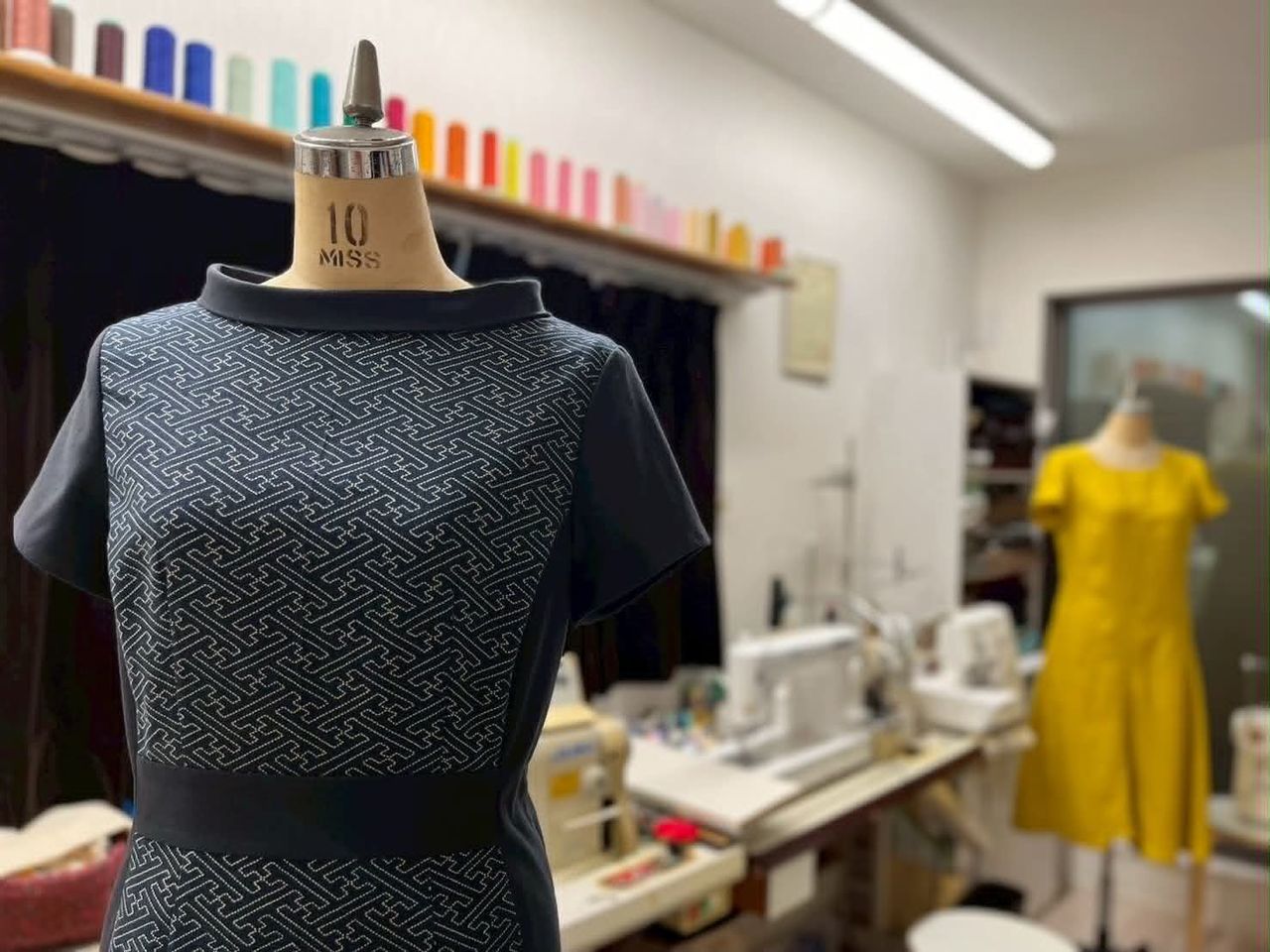 仕立てたワンピースの向こうに広がる、ジャスト服工房のアトリエ